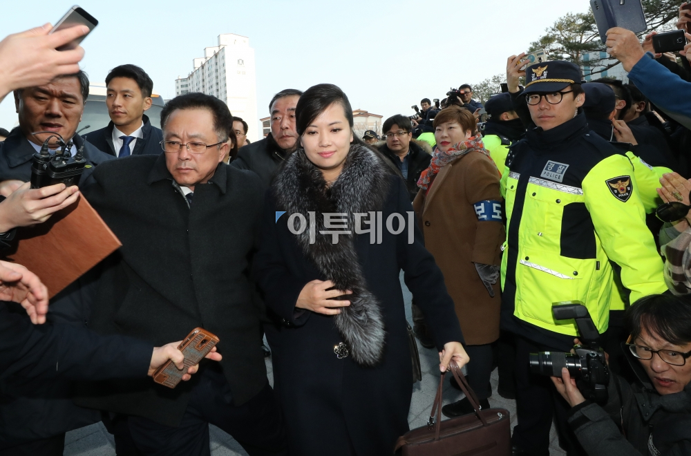 ▲현송월 삼지연관현악단 단장이 이끄는 북한 예술단 사전점검단이 21일 강원도 강릉아트센터에 들어서고 있다. 사진공동취재단(이투데이DB)