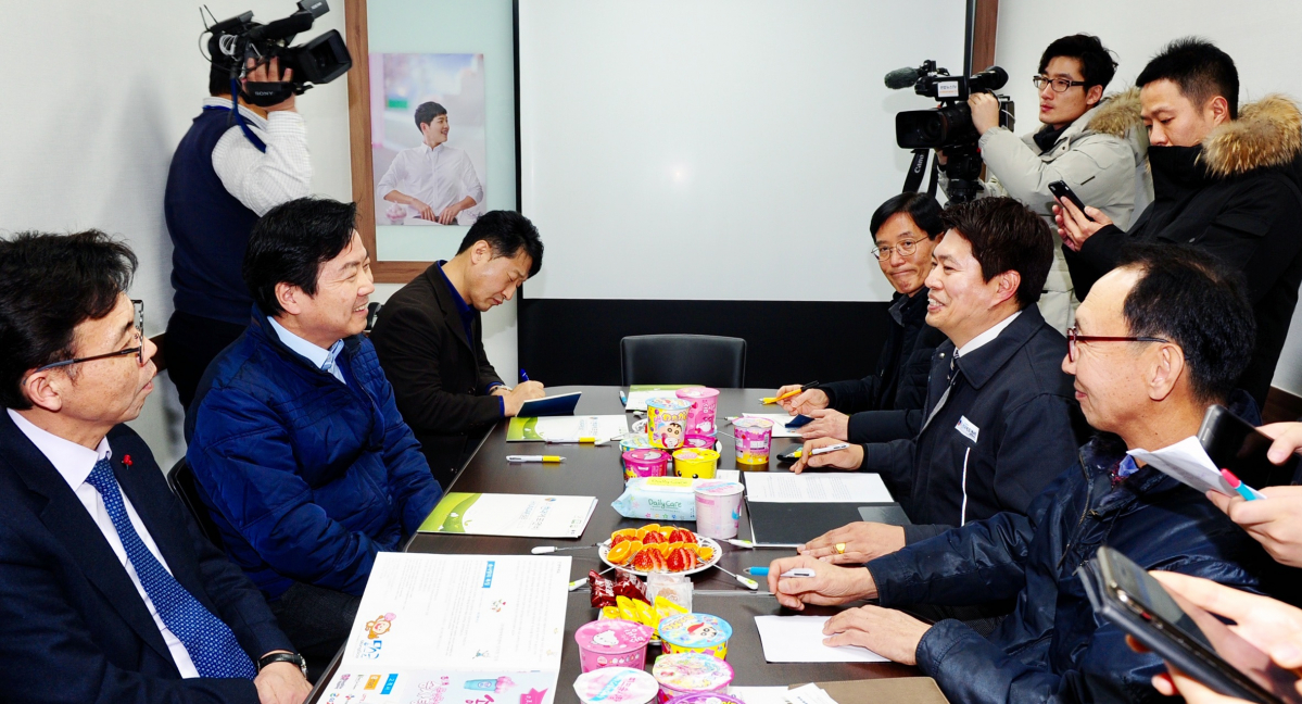▲홍종학 중소벤처기업부 장관(왼쪽 두번째)과 홍장표 청와대 경제수석(왼쪽)이 협력사들과 만나 기업 애로사항을 청취하고 있다. (연합뉴스)