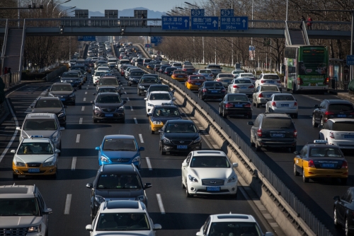 ▲중국 베이징 시내 도로를 자동차들이 달리고 있다. 베이징/EPA연합뉴스
