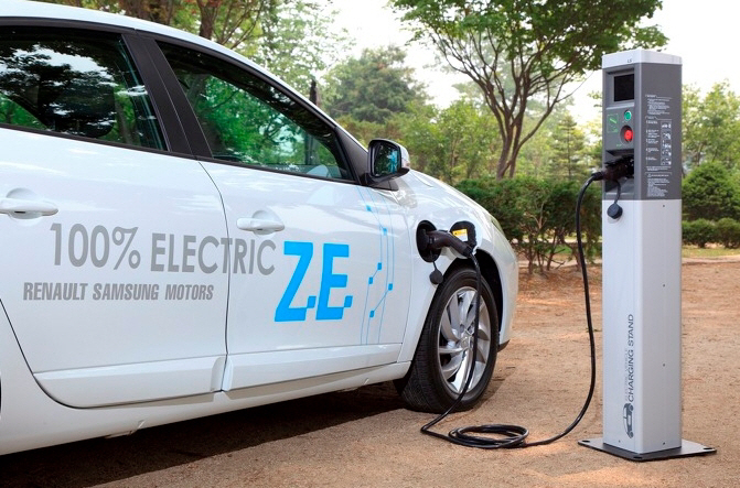 ▲전기차 보급의 최대 난관은 1회 충전 항속거리와 충전이었다. 이들이 점진적으로 해결되면서 국고 및 지자체 보조금 혜택 규모를 크게 앞지르는 수요가 몰리기 시작했다. 사진은 SM3 Z.E. 충전 설정 모습. (사진제공=르노삼성)