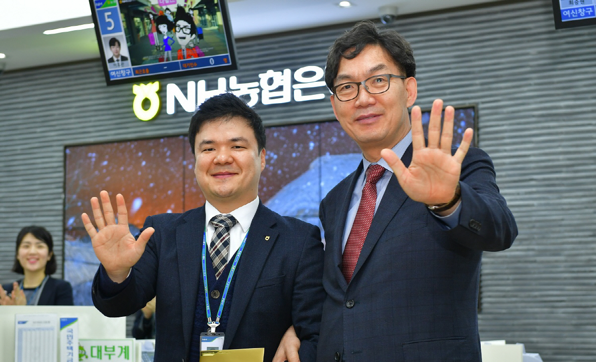 ▲이대훈 농협은행장(오른쪽)이 19일 농협은행 전북영업부를 방문하여 직원과 기념사진을 촬영하고 있다.  사진제공 농협