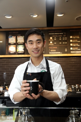 ▲스타벅스커피코리아는 올해 전국 1만3000여 명의 직원을 대표해 활동할 ‘스타벅스 커피대사’에 김경빈씨를 선정했다. 사진제공 스타벅스코리아