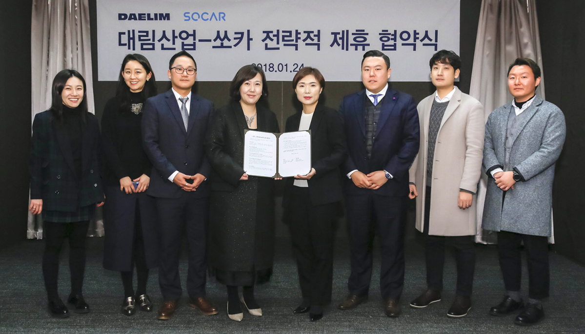 ▲이정은 대림산업 상무(왼쪽에서 4번째)와 김한정 쏘카 그룹장(왼쪽에서 5번째)이 양해각서를 체결한 후 기념촬영을 하고 있다.(사진=대림산업)