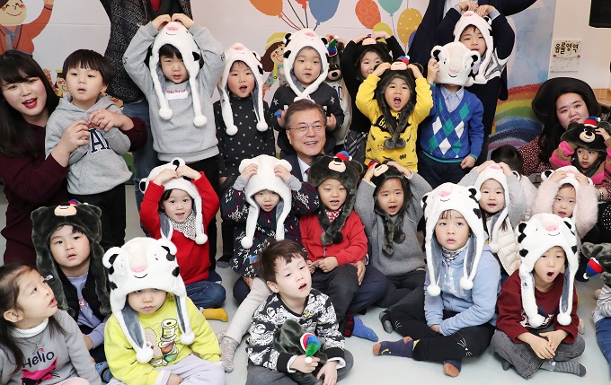 ▲문재인 대통령이 24일 오전 보육정책과 관련한 현장 방문으로 서울 도봉구 한그루 어린이집을 방문해 어린이들과 마술공연 관람을 마치고 기념촬영을 하고 있다.(연합뉴스)
