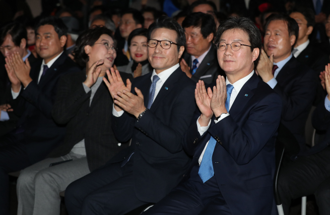 ▲바른정당 유승민 대표와 지도부가 24일 오전 서울 여의도 당사에서 열린 창당 1주년 행사에서 기념 영상물을 본 후 박수를 치고 있다. 2018.1.24(연합뉴스)
