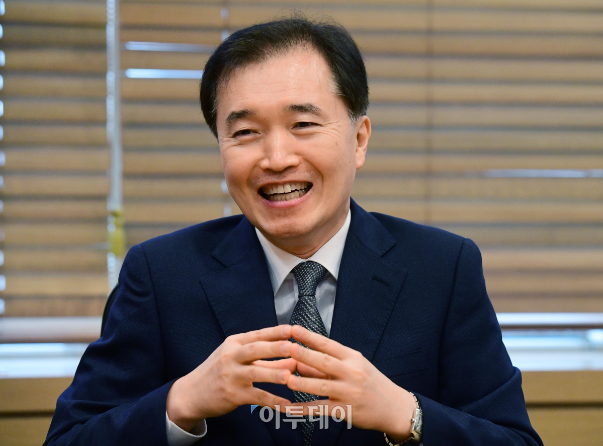 ▲김앤장 법률사무소 윤병철 변호사. 윤 변호사는 지난 22일 이투데이와의 인터뷰에서 “상사 중재는 경제면에 나오는데 스포츠 중재는 스포츠면에 나오니 훨씬 많은 사람들이 중재란 제도를 이해하는 데 도움이 될 거 같다”라며 중재 변호사단이 평창 동계 올림픽에 참여하면서 스포츠 중재가 사회 일반에 널리 퍼지길 기대했다.(고이란 기자 photoeran@)