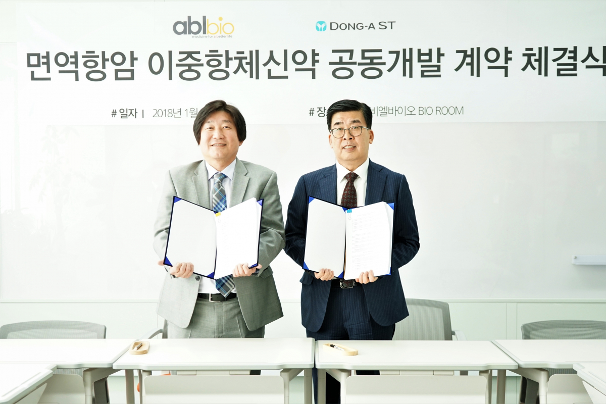 ▲이중항체신약 공동 개발 및 라이선스 계약 체결 직후 이상훈 에이비엘바이오 대표(왼쪽)와 강수형 동아에스티 부회장(오른쪽)이 기념 촬영을 하고 있다.(사진제공=동아에스티)