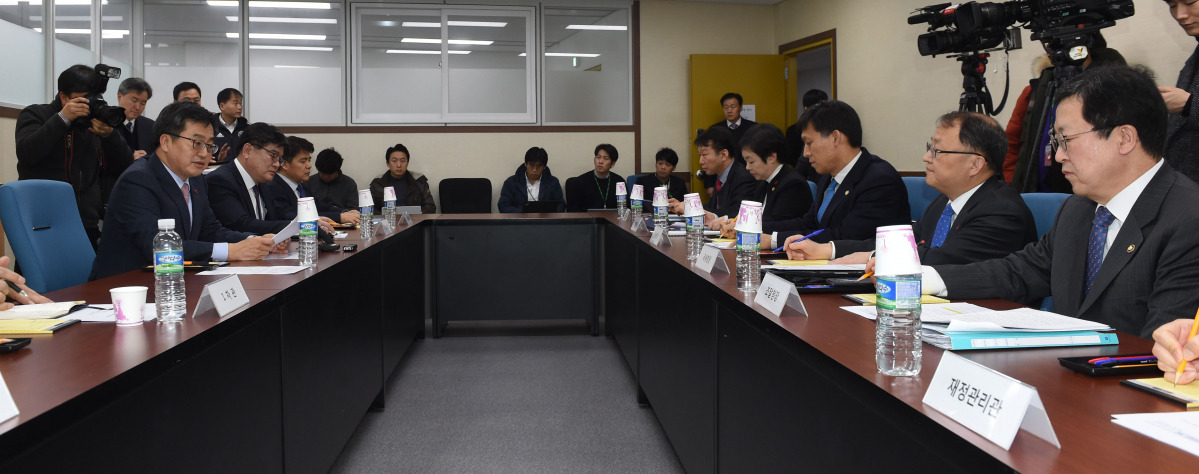 ▲24일 정부세종청사 기재부 회의실에서 외청장 회의가 열리고 있다.(기획재정부)