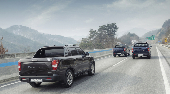 ▲렉스턴 스포츠는 SUT 만들기가 정점에 다다른 쌍용차 기술력이 오롯이 담겨있다. G4 렉스턴보다 노면 소음이 줄었고 6단 트랜스미션의 초기 가속이 육중하다.  (사진제공=쌍용차)