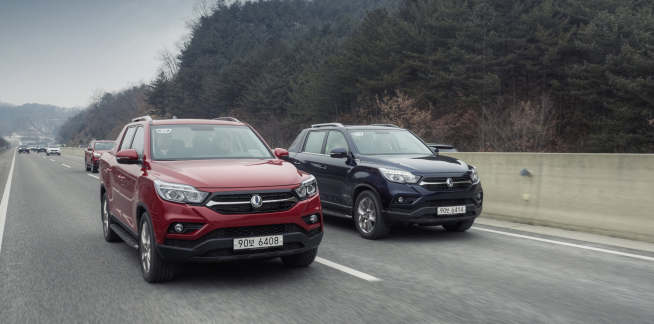 ▲가속페달 감각에 익숙해지면 5미터가 넘는 SUT를 가볍게 다룰 수 있다. 직렬 4기통 2.2리터 LET 엔진은 큰 덩치를 몰아붙이기에 모자람이 없다. 