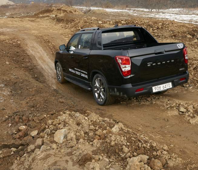 ▲파트타임 4WD는 진공밸브를 이용해 가볍게 맞물리고 부드럽게 풀린다. G4 렉스턴에서 제기됐던 AWD의 필요성은 렉스턴 스포츠에서 완벽하게 사라졌다. 오히려 4WD가 마음 편하다. 