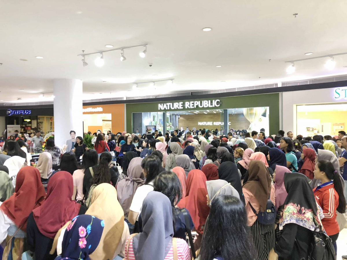▲네이처리퍼블릭이 24일 사전 오픈한 인도네시아 1호점에 수많은 현지인들이 매장 오픈을 기다리고 있다.(사진제공=네이처리퍼블릭)