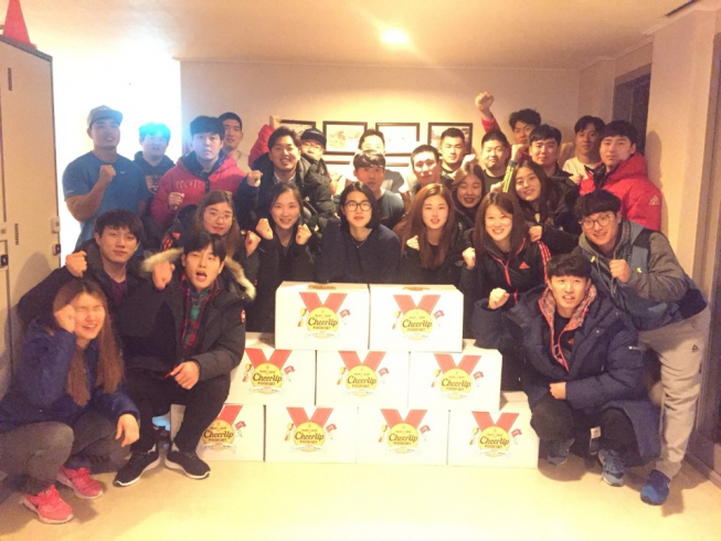 ▲대한봅슬레이스켈레톤경기연맹에 소속된 선수들이 CJ제일제당이 전달한 Cheer Up Food 세트와 함께 화이팅을 외치고 있다.(사진제공=CJ제일제당)