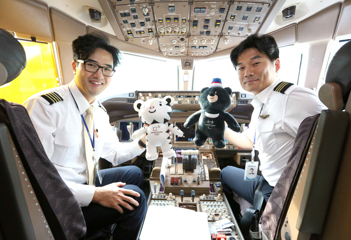 ▲대한항공은 지난달 20일부터 평창 동계올림픽의 성공적 개최를 기원하며 객실, 운항, 정비 등 직군별 임직원의 응원 메시지 릴레이 이벤트를 펼쳤다. 첫 주자는 지난달 20일 인천공항에서 베이징으로 향한 KE855편의 운항 및 객실 승무원. 두 승무원은 평창의 성공이 다음 동계올림픽 개최지인 베이징으로도 이어지기를 염원하며 평창올림픽 마스코트인 수호랑·반다비와 함께 응원 메시지를 전했다.