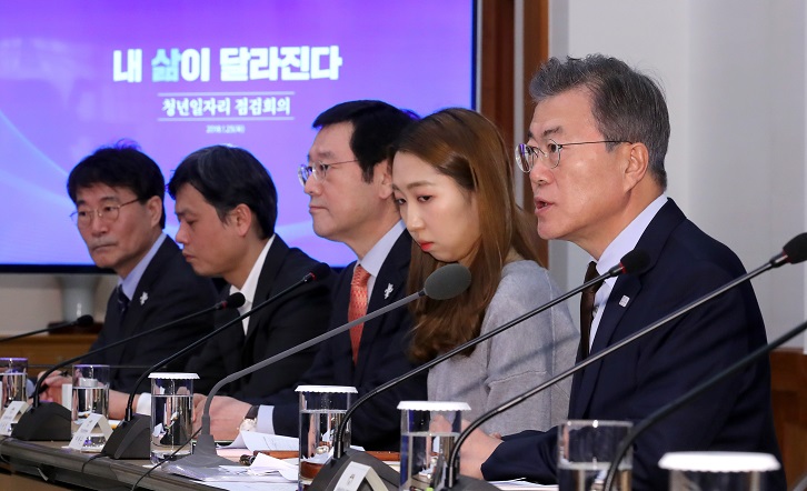 ▲문재인 대통령이 25일 오후 청와대에서 열린 청년일자리 점검회의를 주재하고 있다. 오른쪽부터 문 대통령, 청년고용정책참여단 이재은 씨, 이용섭 일자리위원회 부위원장, 장병규 4차산업혁명위원장, 장하성 정책실장.(연합뉴스)