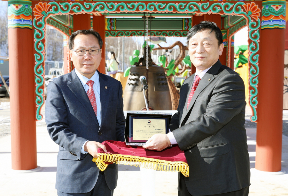 ▲평화의 종 기탁 및 종각 기증식에서 양원돈 유진그룹 사장(사진 오른쪽)과 김종진 문화재청장이기념사진을 촬영하고 있다. (사진제공=유진그룹)(사진제공=유진그룹)