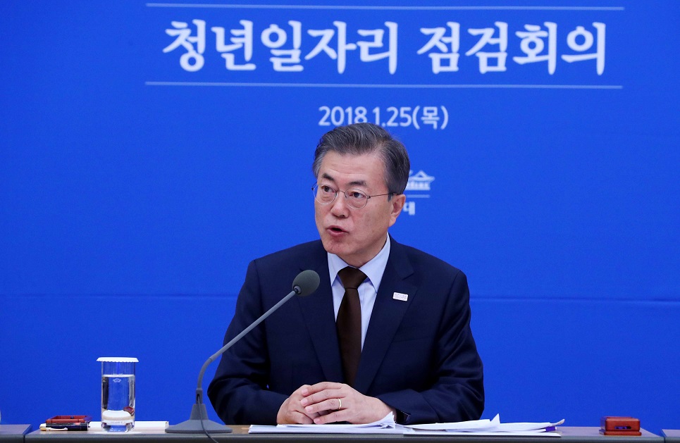 ▲문재인 대통령이 25일 청와대 본관 충무실에서 열린 청년일자리 점검회의에서 모두발언하고 있다.(뉴시스)