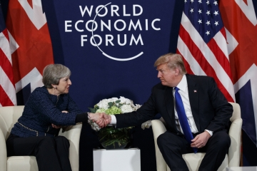 ▲도널드 트럼프 미국 대통령(오른쪽)과 테리사 메이 영국 총리가 25일(현지시간) 스위스 다보스에서 열린 세계경제포럼 연차총회(다보스포럼)에서 정상회담을 가지고 있다. 다보스/AP연합뉴스
