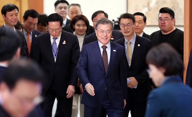 ▲문재인 대통령이 25일 오후 청와대에서 열린 청년일자리 점검회의를 주재하기 위해 참석자들과 함께 입장하고 있다.(연합뉴스)