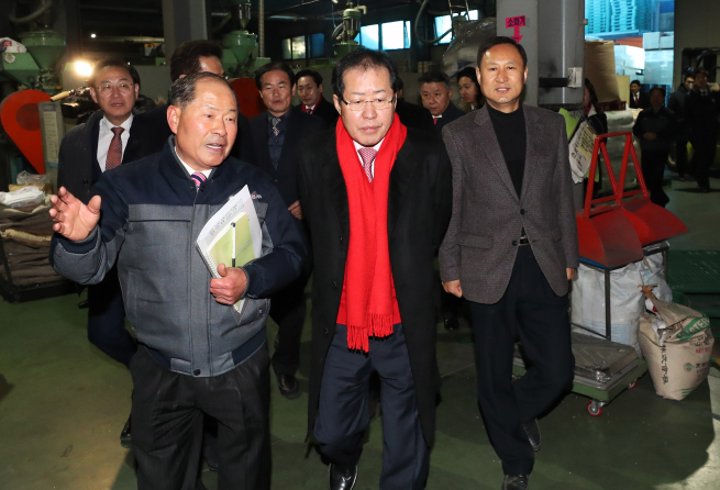 ▲자유한국당 홍준표 대표가 최저임금 인상 현장점검으로 26일 오전 경기도 시흥시 시화공단 내 한 포장끈 제조업체를 방문해 공장을 둘러보고 있다. 2018.1.26(연합뉴스)