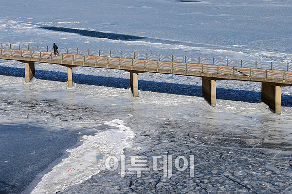 ▲서울의 체감온도가 영하 25도까지 떨어지는 등 혹한이 계속된 지난달 26일 서울 올림픽대로에서 바라본 한강에 얼음이 얼어있다.(고이란 기자 photoeran@)