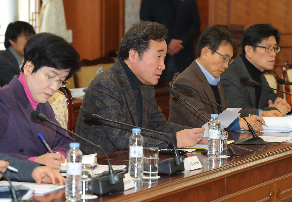 ▲이낙연 국무총리가 27일 오후 정부서울청사에서 열린 밀양화재 관계장관회의에서 수습상황을 점검하고 대책을 논의하고 있다. (연합뉴스)