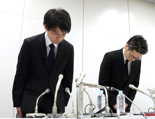 ▲26일(현지시간) 와다 고이치로 코인체크 회장(왼쪽)이 도쿄에서 기자회견을 하며 머리를 숙이고 있다. 도쿄/AP연합뉴스