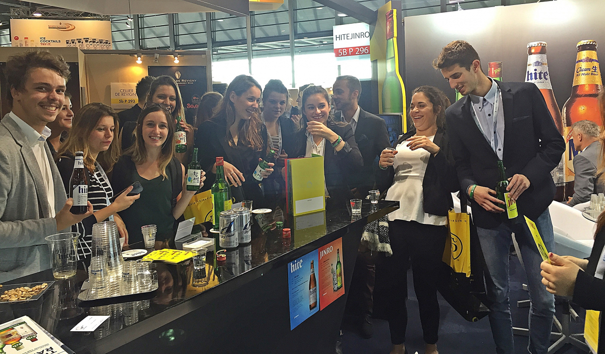 ▲프랑스 파리에서 현지인들이 하이트와 참이슬을 즐기고 있다(사진제공=하이트진로)