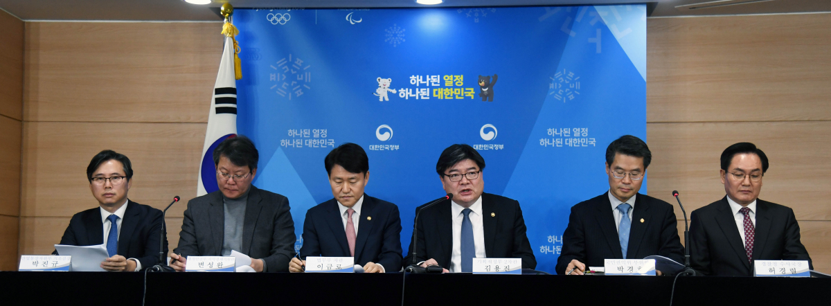 ▲29일 서울시 종로구 세종로 정부서울청사에서 박진규 산업통상자원부 기획조정실장(왼쪽부터)과 변성완 행정안전부 지역경제지원관, 이금로 법무부 차관, 김용진 기획재정부 2차관, 박경호 국민권익위 부위원장, 허경렬 경찰청 수사국장이 공공기관 채용비리 전수조사 최종결과 브리핑을 하고 있다.(기획재정부)