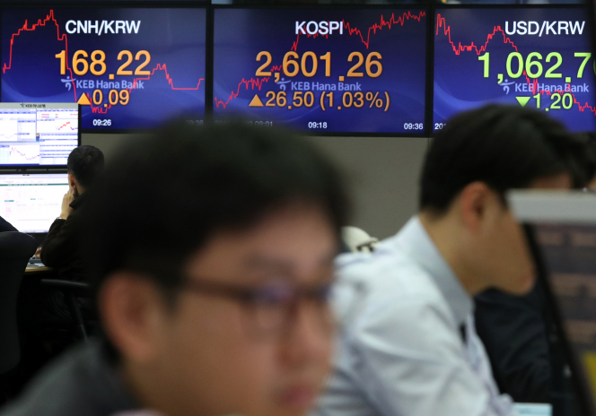 ▲미국 증시 호조와 더불어 외국인과 기관의 매수세 영향으로 29일 코스피가 장중 2600선을 넘어 사상 최고치 기록을 경신했다. (뉴시스)