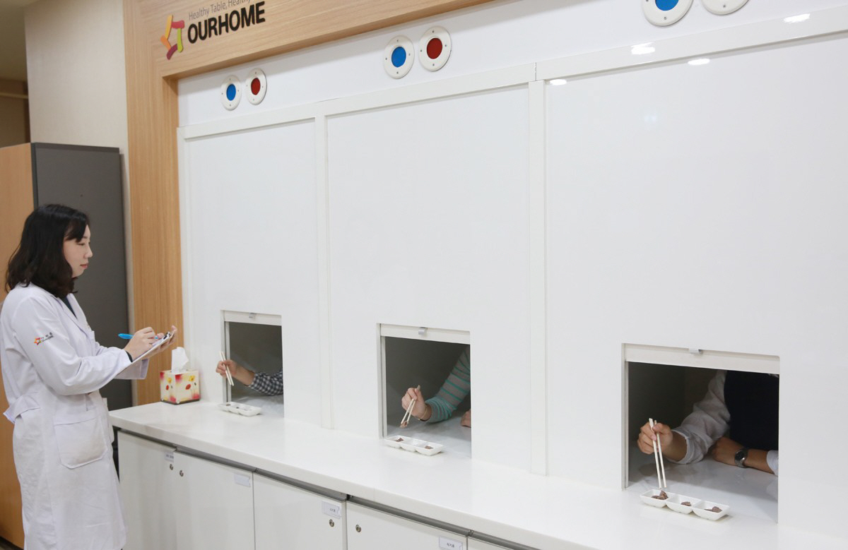 ▲아워홈 식품연구원에서 고령자들을 대상으로 특허 출원한 연질 육류에 대한 블라인드 테스트를 진행하고 있다.