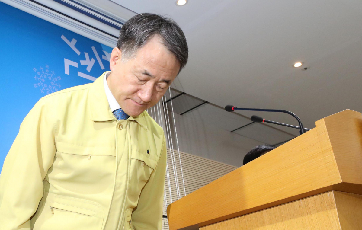 ▲29일 오후 정부세종청사 보건복지부에서 박능후 중앙사고수습본부장이 밀양 세종병원 화재 수습 및 지원 현황 발표에 앞서 인사하고 있다.(연합뉴스)