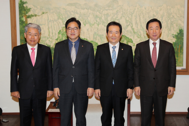 ▲정세균 국회의장과 여·야 3당 원내대표가 30일 오전 국회의장실에서 회동하기 전 포즈를 취하고 있다. 왼쪽부터 국민의당 김동철, 더불어민주당 우원식 원내대표, 정세균 국회의장, 자유한국당 김성태 원내대표. 2018.1.30 (연합뉴스)