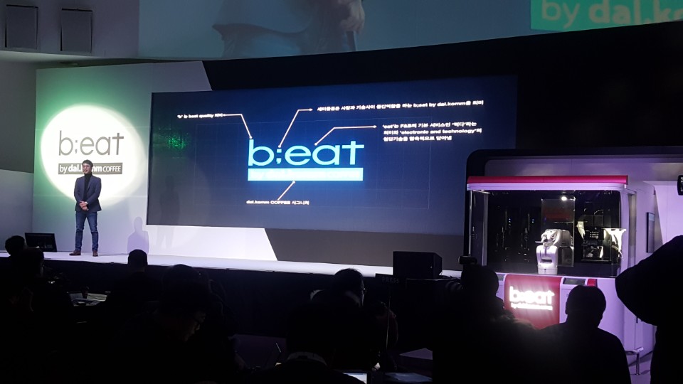 ▲30일 서울 반포한강공원 가빛섬 플로팅 아일랜드 컨벤션홀에서 열린 로봇카페 ‘비트’ 쇼케이스 무대에서 지성원 달콤커피 대표가 비트를 소개하고 있다.(사진=다날)