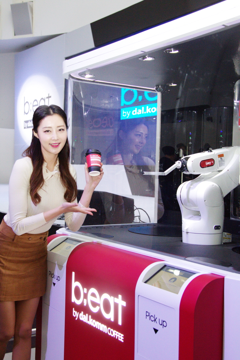 ▲글로벌 결제전문기업 다날과 달콤커피는 30일 모바일 결제서비스를 장착한 로봇카페 '비트'를 선보였다. 모델이 비트의 운영과정을 시연하고 있다.(사진=다날)