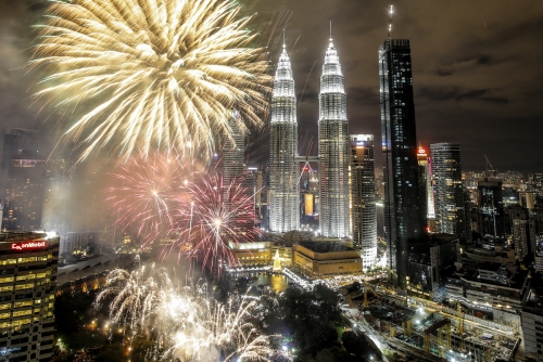 ▲1일(현지시간) 말레이시아 쿠알라룸푸르에서 새해를 축하하는 불꽃놀이가 펼쳐지고 있다. 쿠알라룸푸르/EPA연합뉴스
