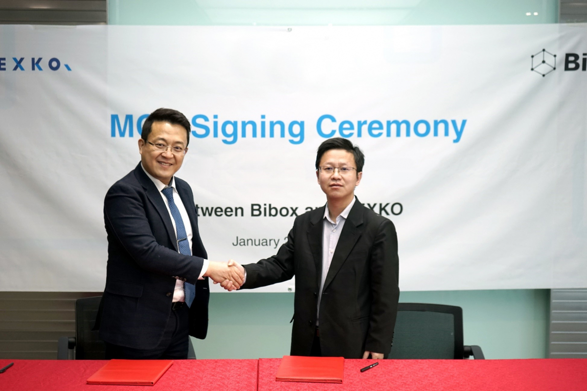 ▲김용호 한국디지털거래소(DEXKO) 대표이사(왼쪽)가 25일 중국 베이징에서 중국 대형 거래소인 비박스(Bibox) 대표이사 레이쩐과 MOA체결 후 악수하고 있다.(사진제공=한국디지털거래소)