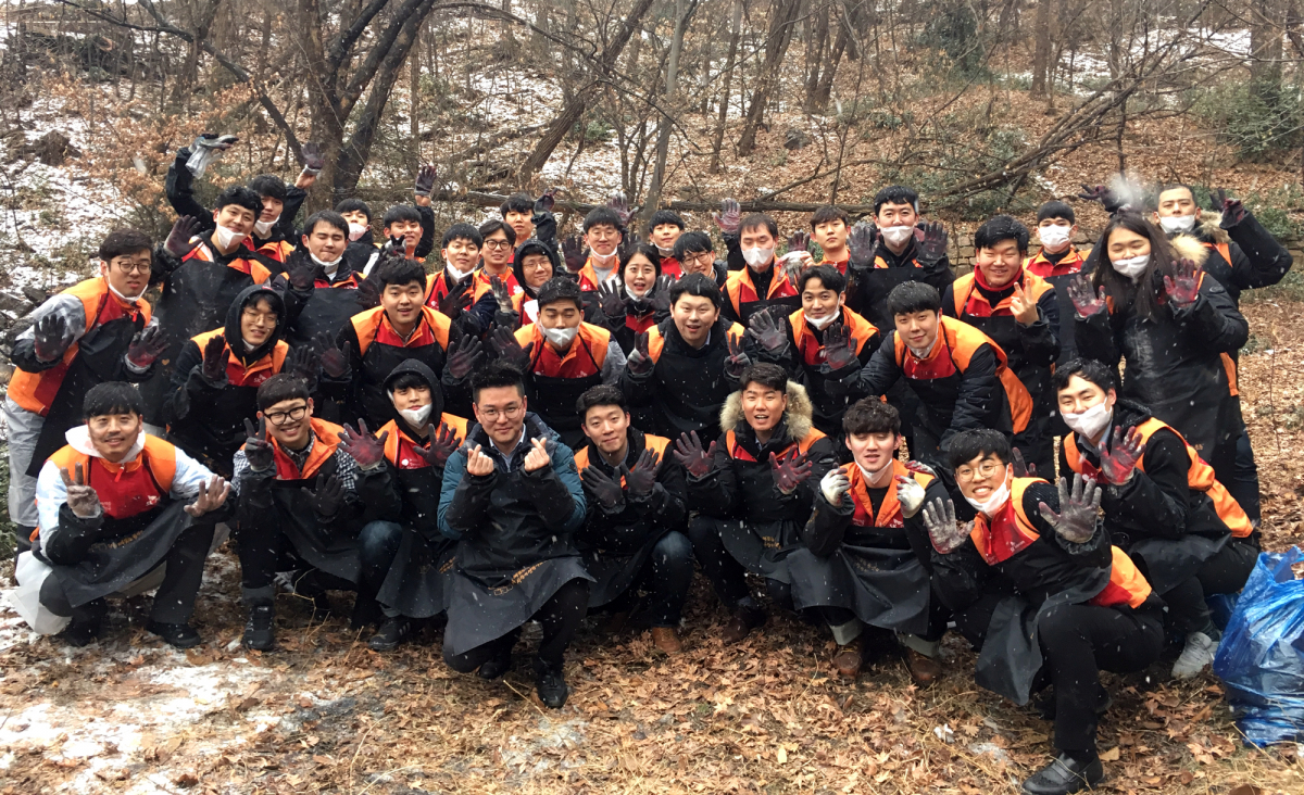 ▲SK건설 신입사원들이 30일 서울 종로구 부암동에서 ‘연탄 나눔’ 봉사활동을 마치고 기념촬영을하고 있다. (사진=SK건설)