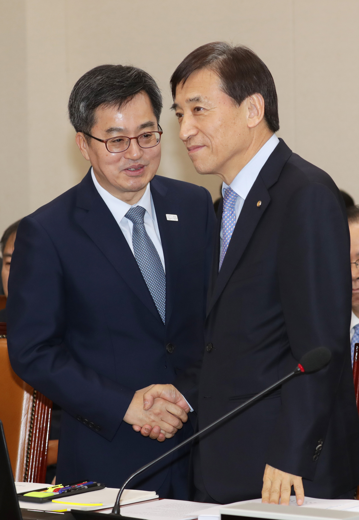 ▲김동연 부총리 겸 기획재정부 장관(왼쪽)과 이주열 한국은행 총재가 31일 오전 국회에서 열린 기획재정위원회 전체회의에 출석하며 인사를 나누고 있다. (연합뉴스)