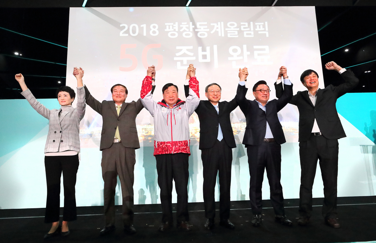 ▲ KT 평창 5G 홍보관 개관식에 참석한 주요 인사들이 ‘2018 평창 동계올림픽대회 5G 준비 완료’를 기념하는 세리모니를 하고 있다. 왼쪽부터 인텔코리아 권명숙 사장, 강원도 정만호 부지사, 평창 동계올림픽대회 이희범 조직위원장, KT 황창규 회장, 삼성전자 고동진 사장, 4차산업혁명위원회 장병규 위원장.(KT)