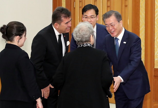 ▲문재인 대통령이 31일 오후 청와대에서 열린 주한대사 신임장 제정식에서 에르신 에르친 주한 터키 대사로부터 신임장을 받은 뒤 기념 촬영을 하기 앞서 함께 온 대사 모친을 반갑게 맞고 있다.(연합뉴스)