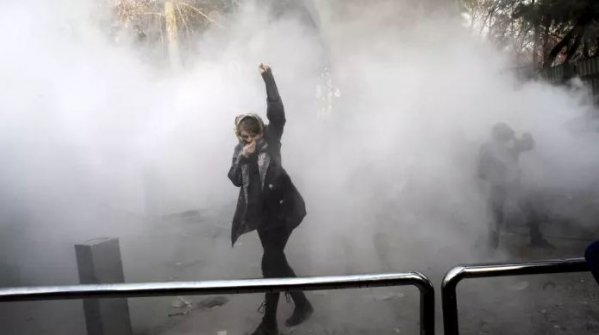 ▲테헤란대학에서 반정부 시위에 참여한 한 여학생이 경찰이 던진 체루탄 연기에 고통스러워하고 있다.(AP연합뉴스)