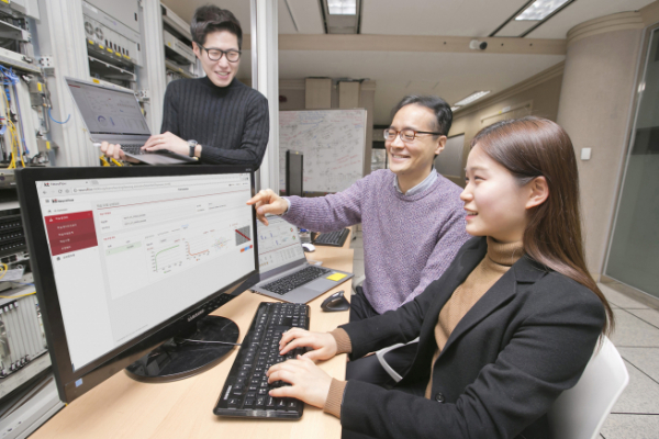 ▲KT 융합기술원 직원들이 연구소에서 인공지능 네트워크 운용 플랫폼 ‘뉴로플로우’를 테스트하고 있다.(사진제공= KT)