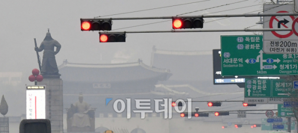 ▲서울을 비롯한 수도권에 미세먼지 비상저감조치가 내려진 17일 오전 서울 세종대로에서 바라본 광화문 일대가 뿌옇게 보이고 있다. 이틀만에 다시 발효된 비상저감조치에 이날 출퇴근 시간 대중교통은 무료로 이용할 수 있으며, 공공기관 차량을 대상으로 2부제가 시행된다. 이동근 기자 foto@