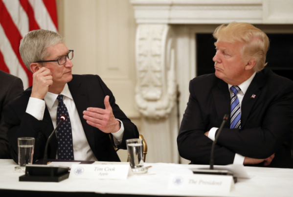 ▲도널드 트럼프(오른쪽) 미국 대통령과 팀 쿡 애플 최고경영자(CEO)가 지난해 6월 19일(현지시간) 백악관에서 열린 미국 기술기업 CEO 회동에서 대화를 나누고 있다. 워싱턴/AP뉴시스