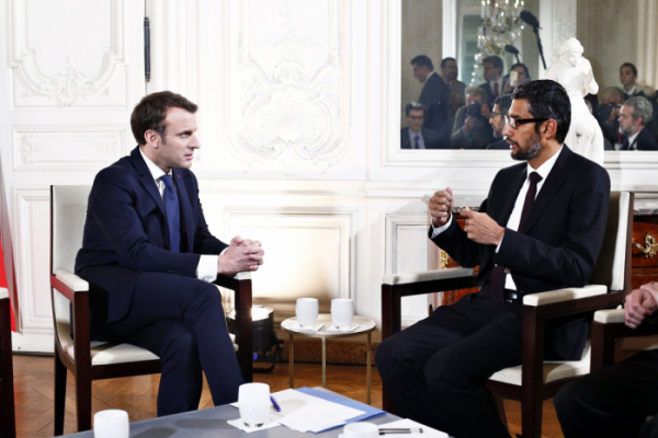 ▲에마뉘엘 마크롱(왼쪽) 프랑스 대통령과 순다르 피차이 구글 최고경영자(CEO)가 22일(현지시간) 파리 근교 베르사이유 궁에서 열린 ‘프랑스를 선택하세요(Choose France)’ 행사에서 만나 대화하고 있다. 거울에 비친 인파로 뜨거운 취재 열기가 전해진다. 파리/EPA연합뉴스