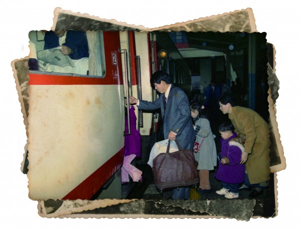 ▲1994년 설 연휴, 고향에 내려가기 위해 기차를 타는 한 가족의 모습.(국가기록원)
