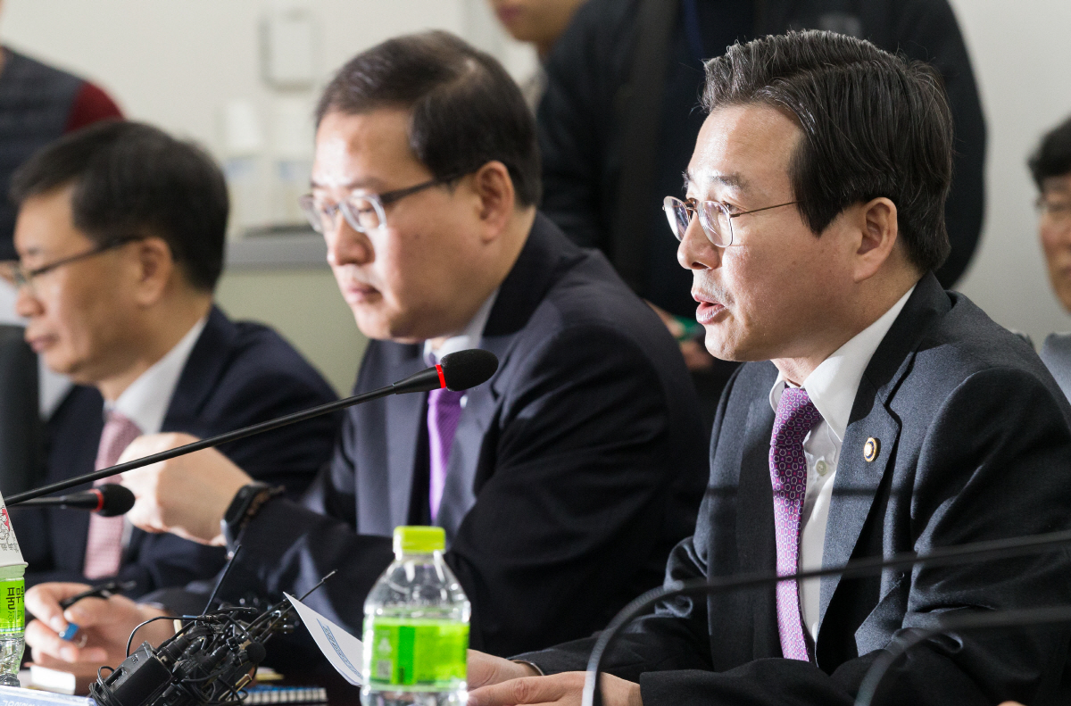 ▲김용범 금융위원회 부위원장(오른쪽)은 31일 서울 종로구 정부서울청사 금융위원회에서 ‘상장회사 주주총회 지원 TF회의’를 열고, 주주총회 활성화 방안을 확정했다. 사진제공=금융위원회