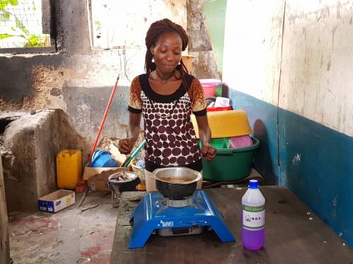 ▲케냐 몸바사 인근 빈민촌 주민이 지난해 11월에 지급받은 저탄소 쿡스토브로 음식을 조리하고 있다.(사진제공=삼성전자)