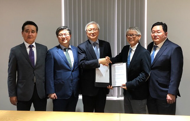 ▲지난달 30일 한찬건 포스코건설 사장이 뎁 봉바니치(Dhep Vongvanich) 롱손 석유화학 부회장과 악수하며 베트남 석유화학단지 조성 계약 체결을 기념하고 있다.(사진=포스코건설)